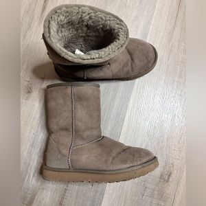 UGGs! Sheepskin Boots (TAUPE GREY) (7) (GOOD CONDITION) 🐑